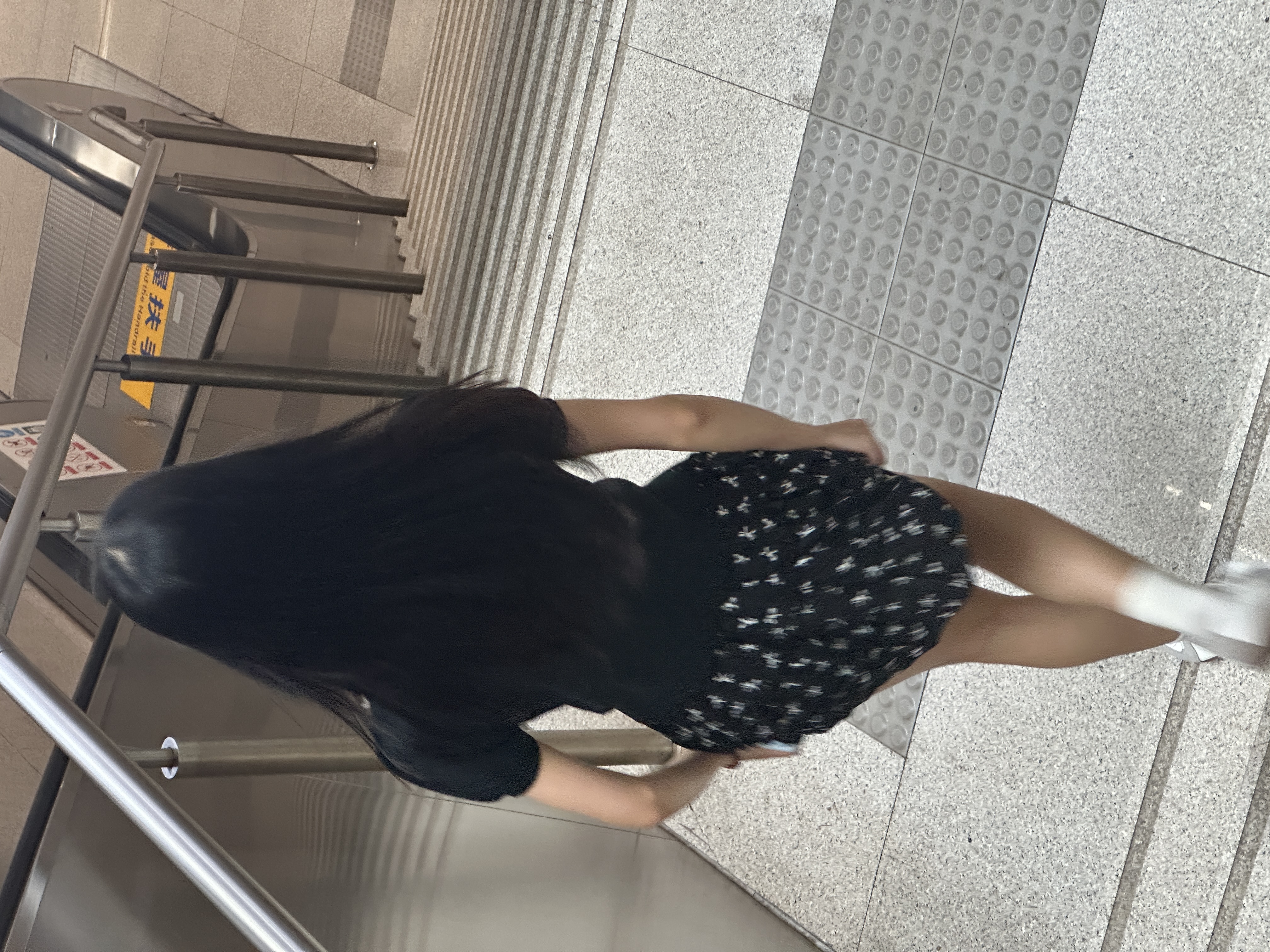 美女下楼
